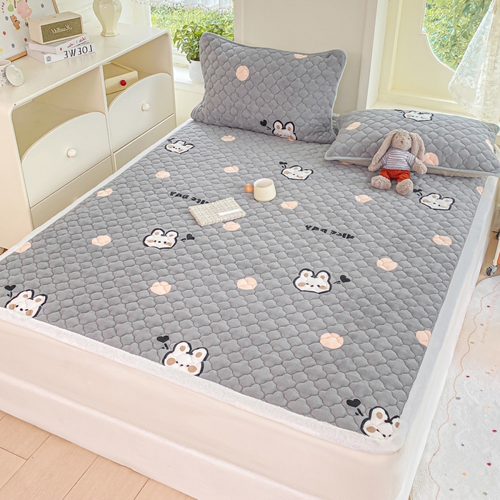 91家纺网 家纺一手货源 找家纺 康纳利 2025新款亲肤舒适牛奶绒加厚保暖卡通床垫床褥 床褥款-波点兔