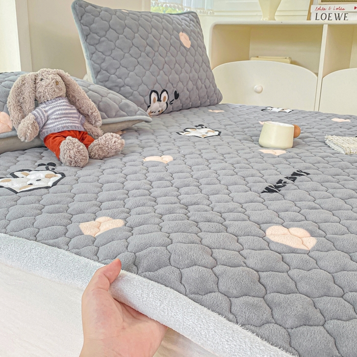 91家纺网 家纺一手货源 找家纺 康纳利 2025新款亲肤舒适牛奶绒加厚保暖卡通床垫床褥 床褥款-波点兔