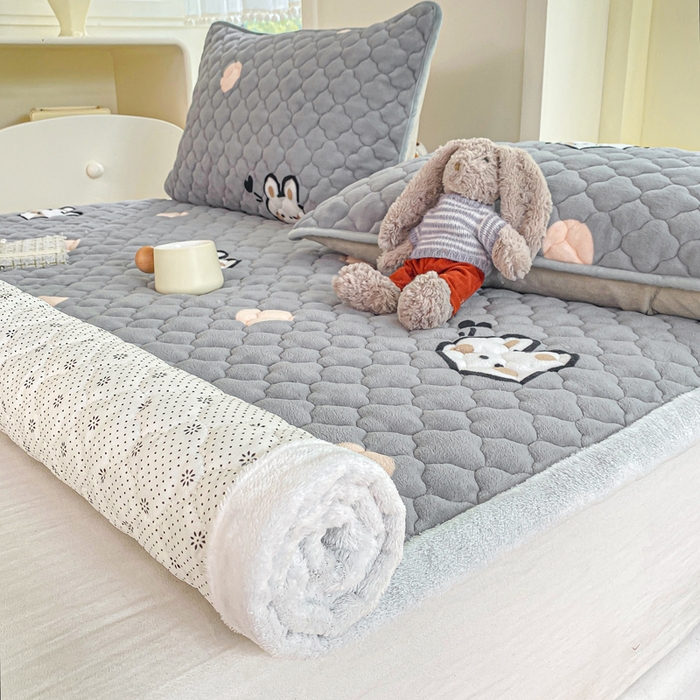 91家纺网 家纺一手货源 找家纺 康纳利 2025新款亲肤舒适牛奶绒加厚保暖卡通床垫床褥 床褥款-波点兔