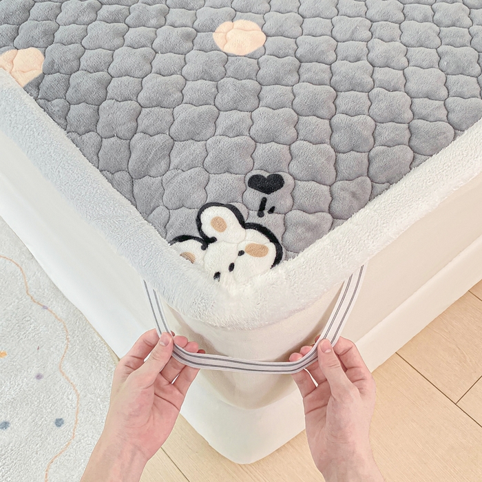 91家纺网 家纺一手货源 找家纺 康纳利 2025新款亲肤舒适牛奶绒加厚保暖卡通床垫床褥 床褥款-波点兔
