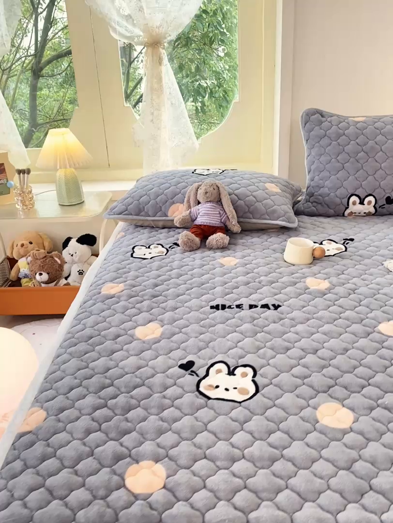 91家纺网 家纺一手货源 找家纺 康纳利 2025新款亲肤舒适牛奶绒加厚保暖卡通床垫床褥 床褥款-波点兔