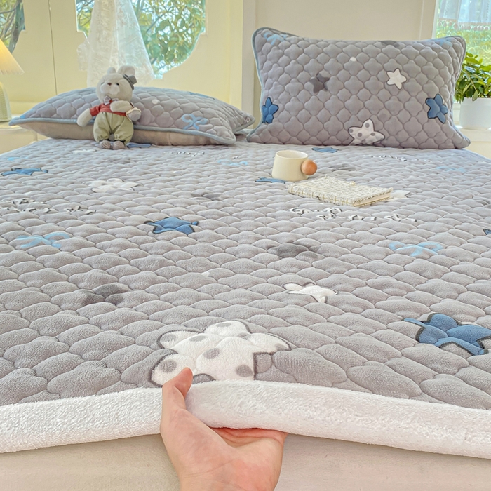 91家纺网 家纺一手货源 找家纺 康纳利 2025新款亲肤舒适牛奶绒加厚保暖卡通床垫床褥 床褥款-繁星
