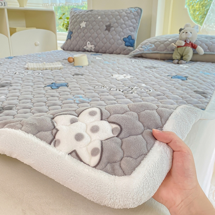 91家纺网 家纺一手货源 找家纺 康纳利 2025新款亲肤舒适牛奶绒加厚保暖卡通床垫床褥 床褥款-繁星
