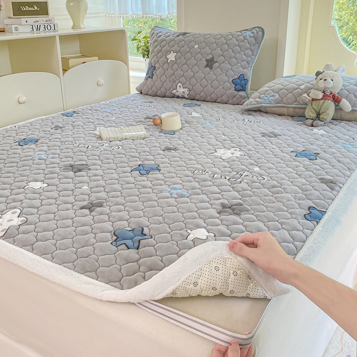 91家纺网 家纺一手货源 找家纺 康纳利 2025新款亲肤舒适牛奶绒加厚保暖卡通床垫床褥 床褥款-繁星