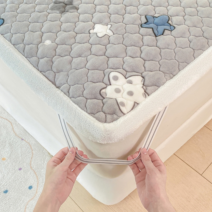 91家纺网 家纺一手货源 找家纺 康纳利 2025新款亲肤舒适牛奶绒加厚保暖卡通床垫床褥 床褥款-繁星