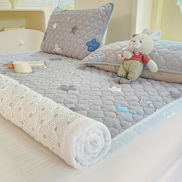 91家纺网 家纺一手货源 找家纺 康纳利 2025新款亲肤舒适牛奶绒加厚保暖卡通床垫床褥 床褥款-繁星