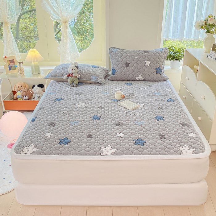 91家纺网 家纺一手货源 找家纺 康纳利 2025新款亲肤舒适牛奶绒加厚保暖卡通床垫床褥 床褥款-繁星