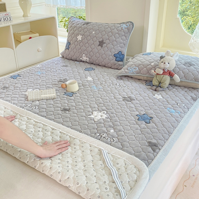 91家纺网 家纺一手货源 找家纺 康纳利 2025新款亲肤舒适牛奶绒加厚保暖卡通床垫床褥 床褥款-繁星