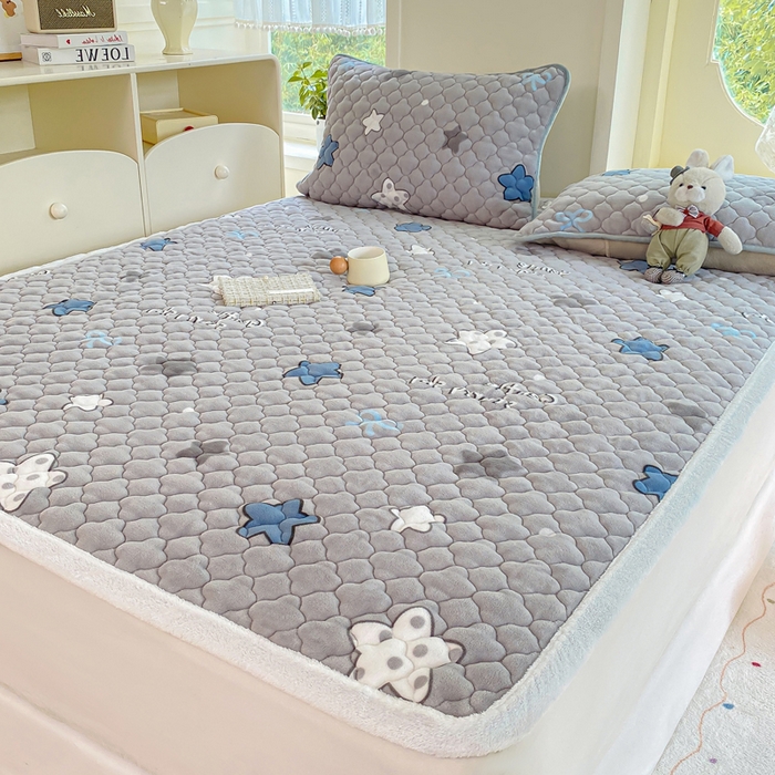 91家纺网 家纺一手货源 找家纺 康纳利 2025新款亲肤舒适牛奶绒加厚保暖卡通床垫床褥 床褥款-繁星