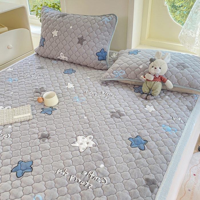 91家纺网 家纺一手货源 找家纺 康纳利 2025新款亲肤舒适牛奶绒加厚保暖卡通床垫床褥 床褥款-繁星