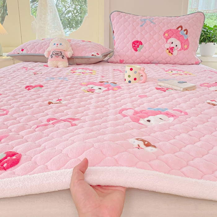 91家纺网 家纺一手货源 找家纺 康纳利 2025新款亲肤舒适牛奶绒加厚保暖卡通床垫床褥 床褥款-粉萌兔