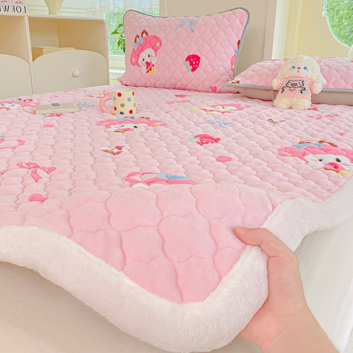 91家纺网 家纺一手货源 找家纺 康纳利 2025新款亲肤舒适牛奶绒加厚保暖卡通床垫床褥 床褥款-粉萌兔