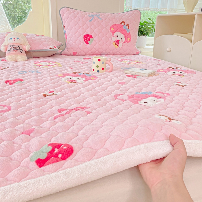 91家纺网 家纺一手货源 找家纺 康纳利 2025新款亲肤舒适牛奶绒加厚保暖卡通床垫床褥 床褥款-粉萌兔