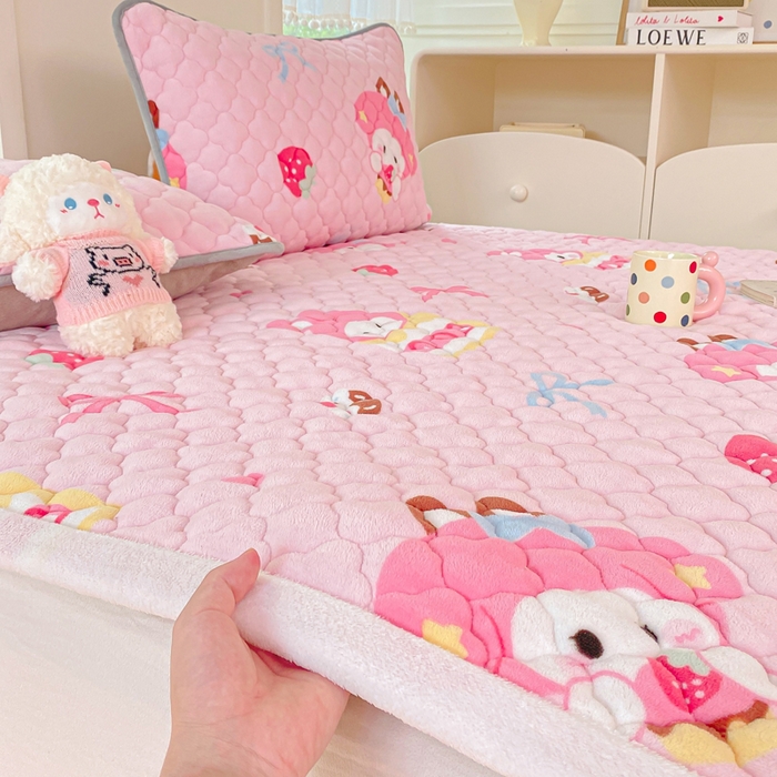 91家纺网 家纺一手货源 找家纺 康纳利 2025新款亲肤舒适牛奶绒加厚保暖卡通床垫床褥 床褥款-粉萌兔