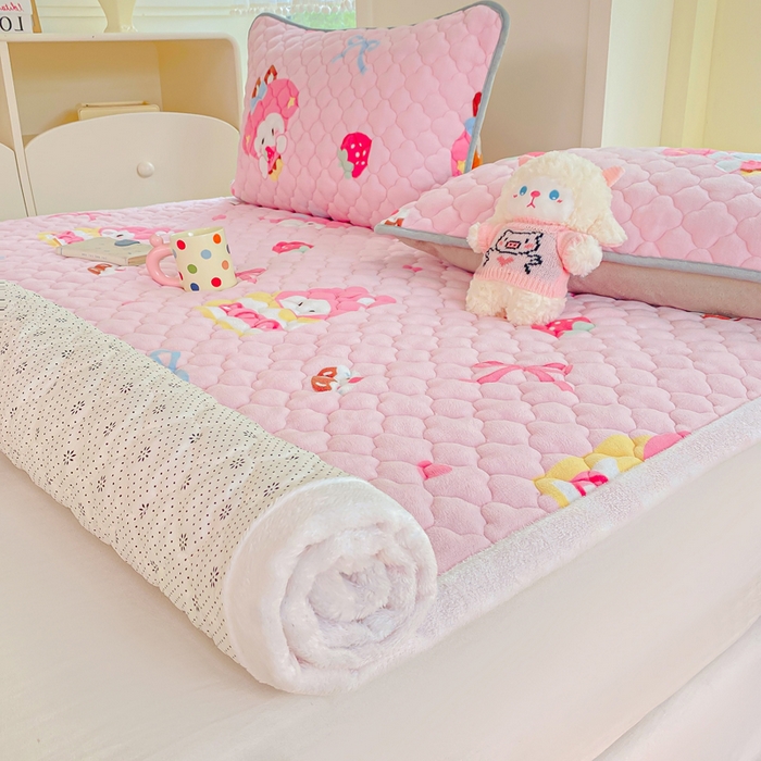 91家纺网 家纺一手货源 找家纺 康纳利 2025新款亲肤舒适牛奶绒加厚保暖卡通床垫床褥 床褥款-粉萌兔