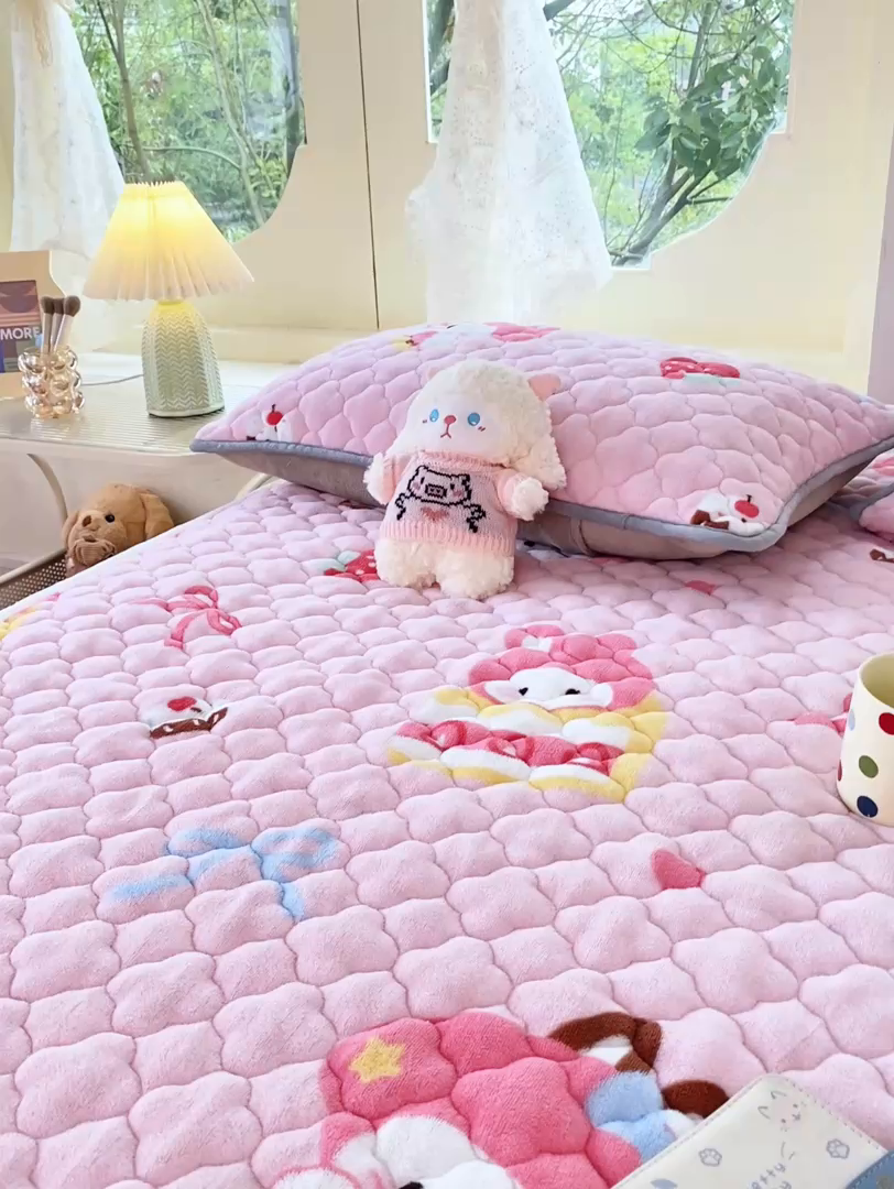 91家纺网 家纺一手货源 找家纺 康纳利 2025新款亲肤舒适牛奶绒加厚保暖卡通床垫床褥 床褥款-粉萌兔