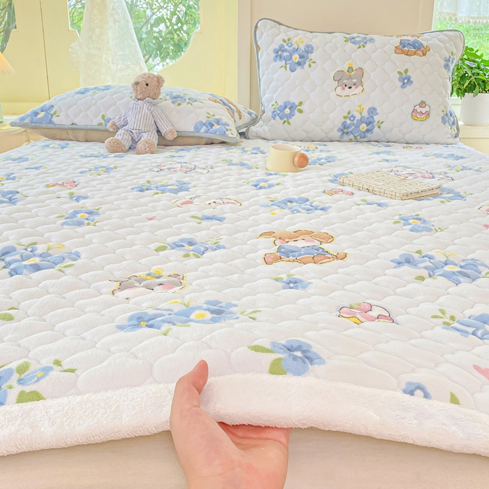 91家纺网 家纺一手货源 找家纺 康纳利 2025新款亲肤舒适牛奶绒加厚保暖卡通床垫床褥 床褥款-花眠语