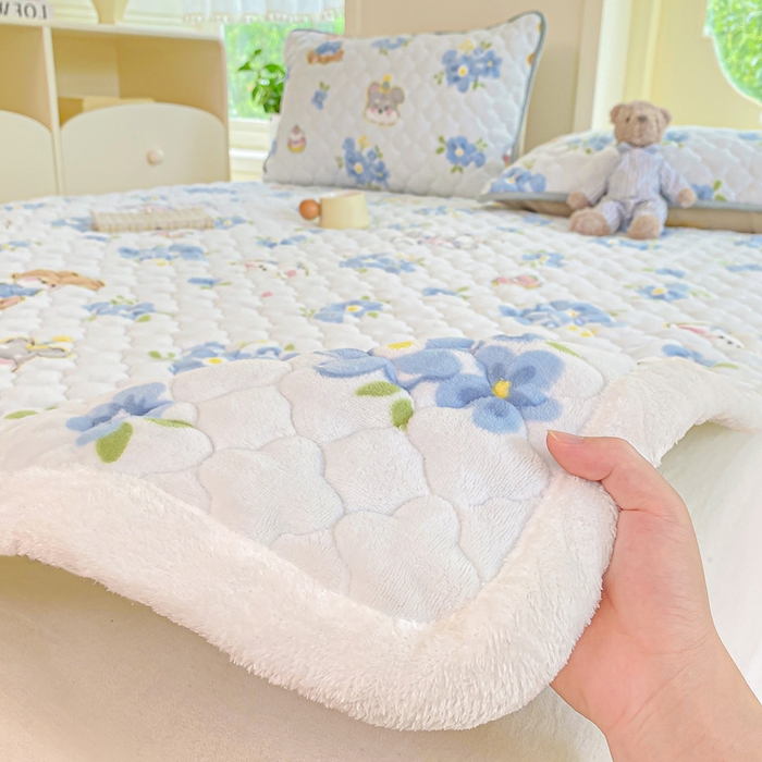 91家纺网 家纺一手货源 找家纺 康纳利 2025新款亲肤舒适牛奶绒加厚保暖卡通床垫床褥 床褥款-花眠语