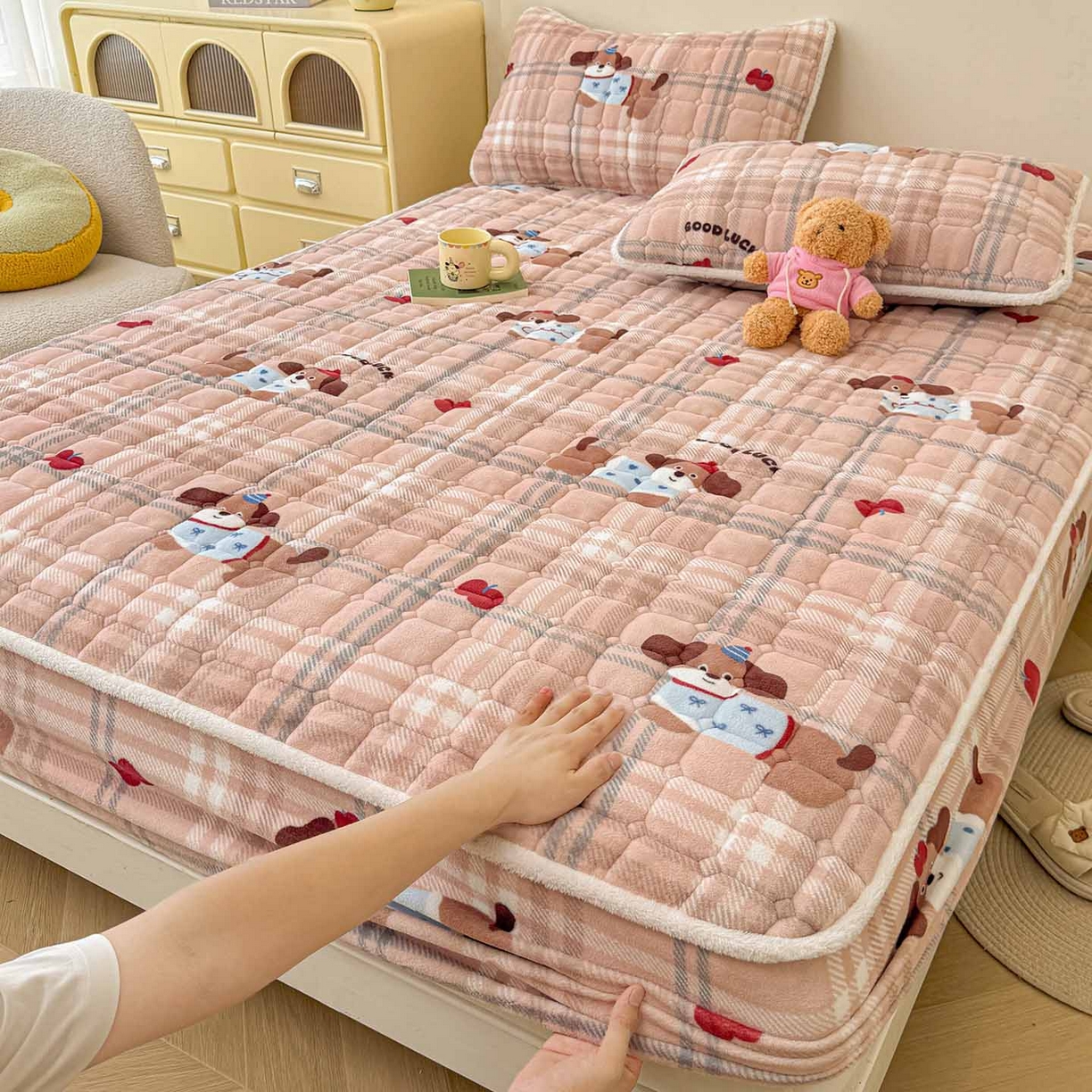 91家纺网 家纺一手货源 找家纺 （总）LIFE.丽芙 2025秋冬新款牛奶绒加厚夹棉单床笠印花款床垫子保护套秋冬保暖床罩子三件套