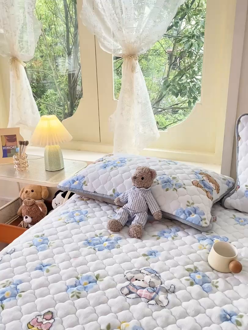 91家纺网 家纺一手货源 找家纺 康纳利 2025新款亲肤舒适牛奶绒加厚保暖卡通床垫床褥 床褥款-花眠语