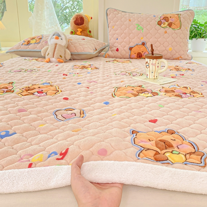 91家纺网 家纺一手货源 找家纺 康纳利 2025新款亲肤舒适牛奶绒加厚保暖卡通床垫床褥 床褥款-卡皮巴拉