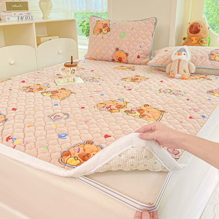 91家纺网 家纺一手货源 找家纺 康纳利 2025新款亲肤舒适牛奶绒加厚保暖卡通床垫床褥 床褥款-卡皮巴拉