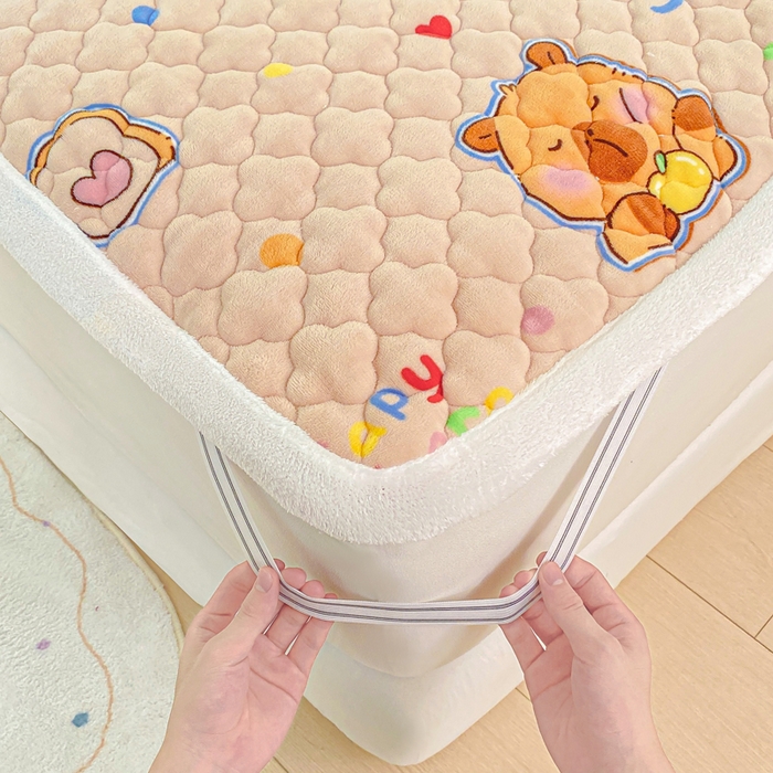 91家纺网 家纺一手货源 找家纺 康纳利 2025新款亲肤舒适牛奶绒加厚保暖卡通床垫床褥 床褥款-卡皮巴拉