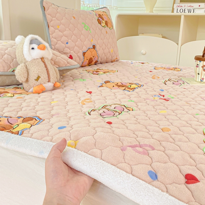 91家纺网 家纺一手货源 找家纺 康纳利 2025新款亲肤舒适牛奶绒加厚保暖卡通床垫床褥 床褥款-卡皮巴拉