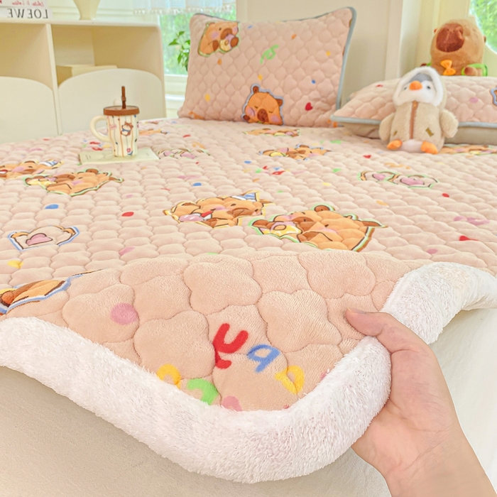 91家纺网 家纺一手货源 找家纺 康纳利 2025新款亲肤舒适牛奶绒加厚保暖卡通床垫床褥 床褥款-卡皮巴拉