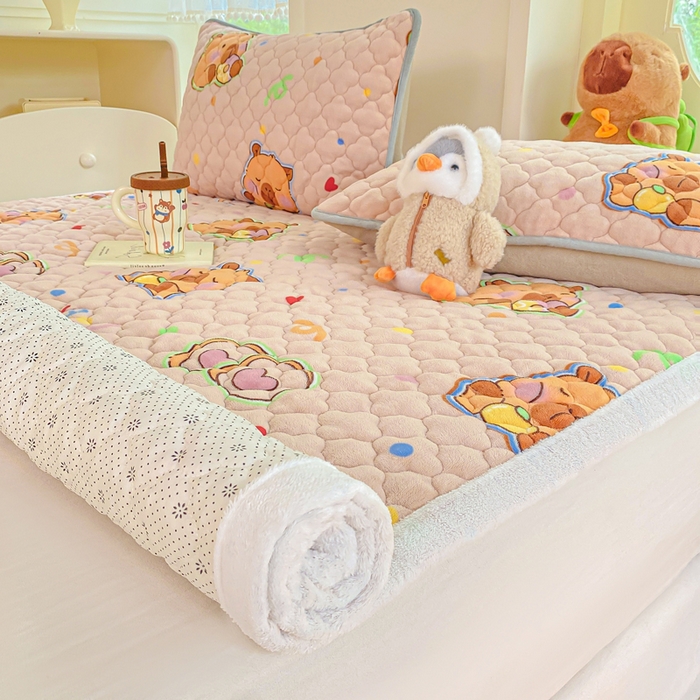91家纺网 家纺一手货源 找家纺 康纳利 2025新款亲肤舒适牛奶绒加厚保暖卡通床垫床褥 床褥款-卡皮巴拉