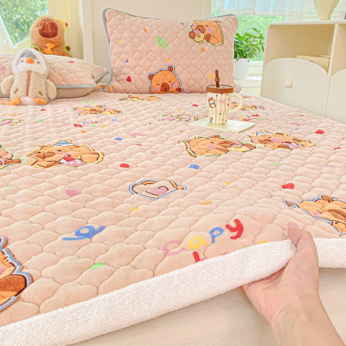 91家纺网 家纺一手货源 找家纺 康纳利 2025新款亲肤舒适牛奶绒加厚保暖卡通床垫床褥 床褥款-卡皮巴拉