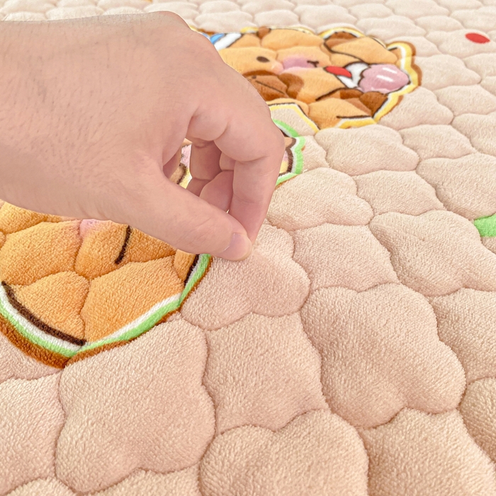 91家纺网 家纺一手货源 找家纺 康纳利 2025新款亲肤舒适牛奶绒加厚保暖卡通床垫床褥 床褥款-卡皮巴拉