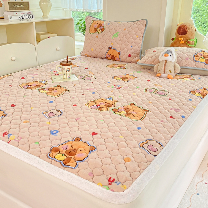 91家纺网 家纺一手货源 找家纺 康纳利 2025新款亲肤舒适牛奶绒加厚保暖卡通床垫床褥 床褥款-卡皮巴拉