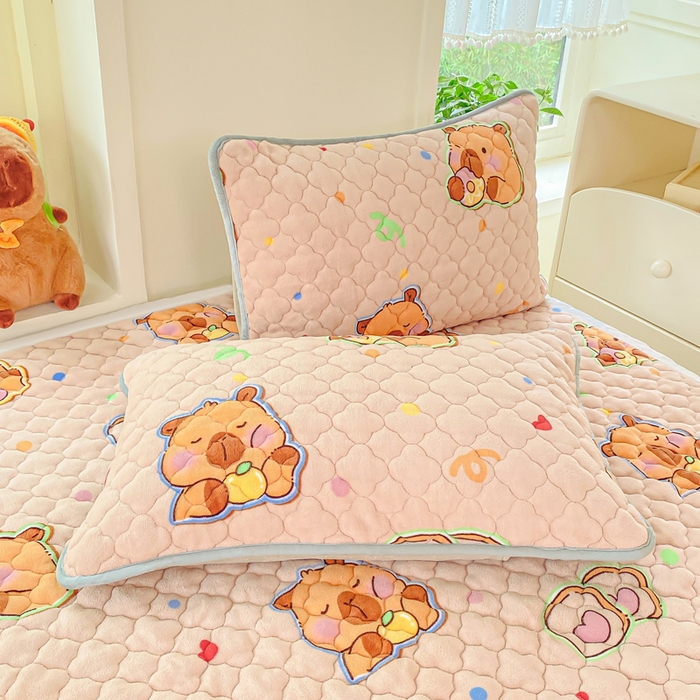 91家纺网 家纺一手货源 找家纺 康纳利 2025新款亲肤舒适牛奶绒加厚保暖卡通床垫床褥 床褥款-卡皮巴拉