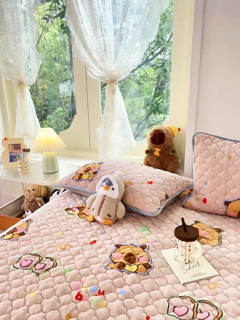 91家纺网 家纺一手货源 找家纺 康纳利 2025新款亲肤舒适牛奶绒加厚保暖卡通床垫床褥 床褥款-卡皮巴拉