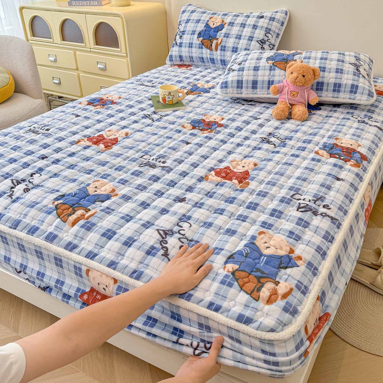 91家纺网 家纺一手货源 找家纺 （总）LIFE.丽芙 2025秋冬新款牛奶绒加厚夹棉单床笠印花款床垫子保护套秋冬保暖床罩子三件套