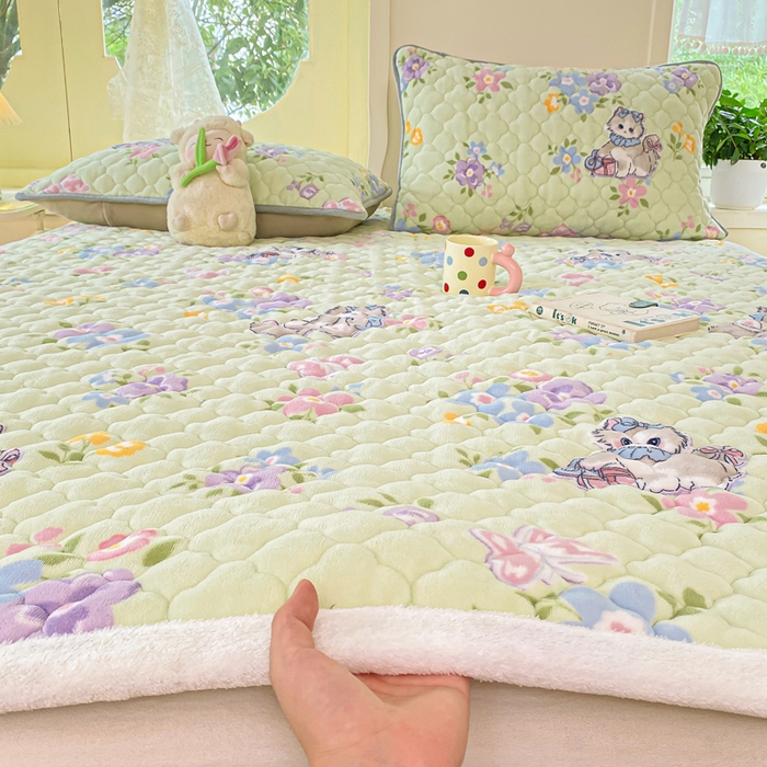 91家纺网 家纺一手货源 找家纺 康纳利 2025新款亲肤舒适牛奶绒加厚保暖卡通床垫床褥 床褥款-礼物小咪