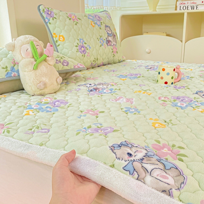 91家纺网 家纺一手货源 找家纺 康纳利 2025新款亲肤舒适牛奶绒加厚保暖卡通床垫床褥 床褥款-礼物小咪