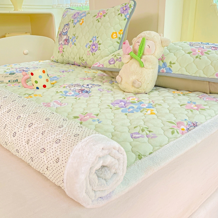 91家纺网 家纺一手货源 找家纺 康纳利 2025新款亲肤舒适牛奶绒加厚保暖卡通床垫床褥 床褥款-礼物小咪