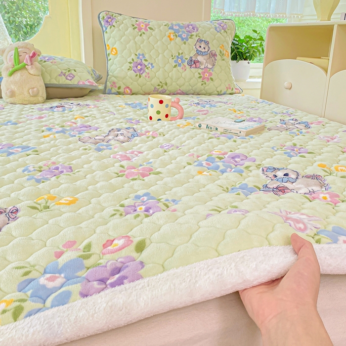 91家纺网 家纺一手货源 找家纺 康纳利 2025新款亲肤舒适牛奶绒加厚保暖卡通床垫床褥 床褥款-礼物小咪
