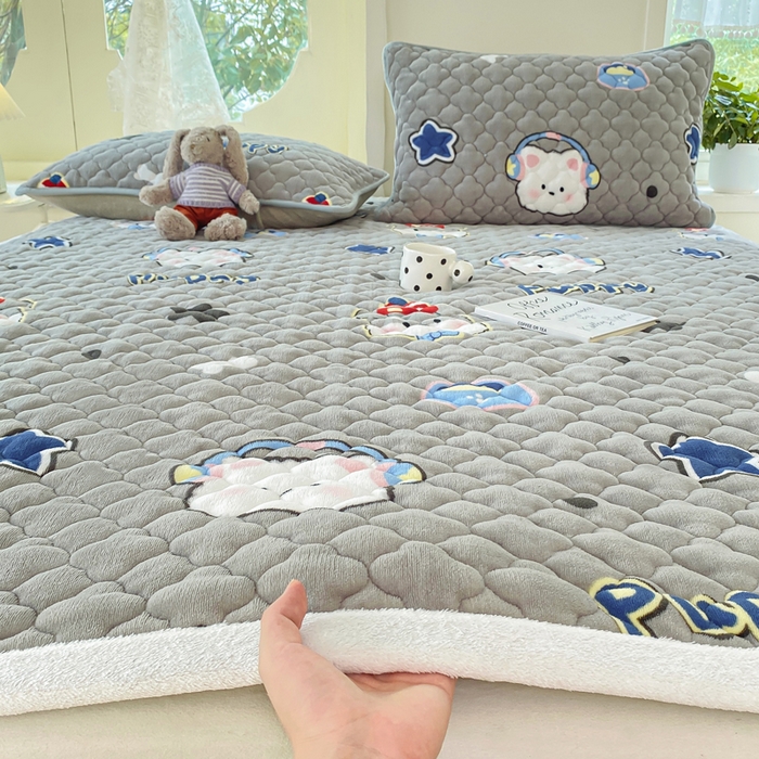 91家纺网 家纺一手货源 找家纺 康纳利 2025新款亲肤舒适牛奶绒加厚保暖卡通床垫床褥 床褥款-萌宠派对