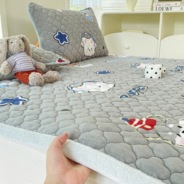 91家纺网 家纺一手货源 找家纺 康纳利 2025新款亲肤舒适牛奶绒加厚保暖卡通床垫床褥 床褥款-萌宠派对
