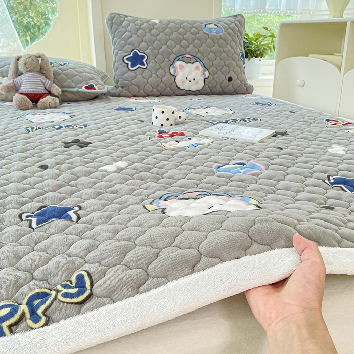 91家纺网 家纺一手货源 找家纺 康纳利 2025新款亲肤舒适牛奶绒加厚保暖卡通床垫床褥 床褥款-萌宠派对