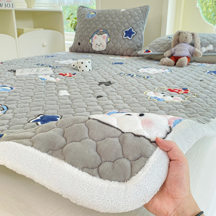 91家纺网 家纺一手货源 找家纺 康纳利 2025新款亲肤舒适牛奶绒加厚保暖卡通床垫床褥 床褥款-萌宠派对