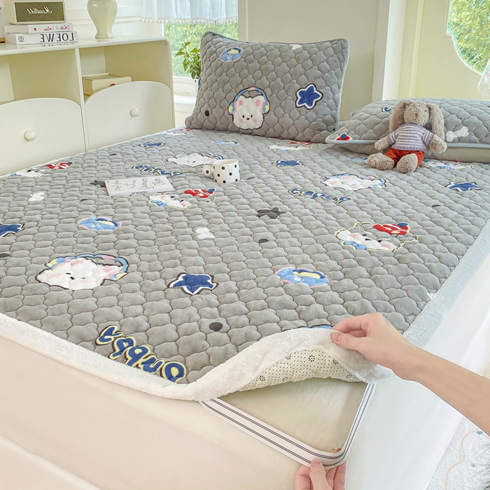 91家纺网 家纺一手货源 找家纺 康纳利 2025新款亲肤舒适牛奶绒加厚保暖卡通床垫床褥 床褥款-萌宠派对