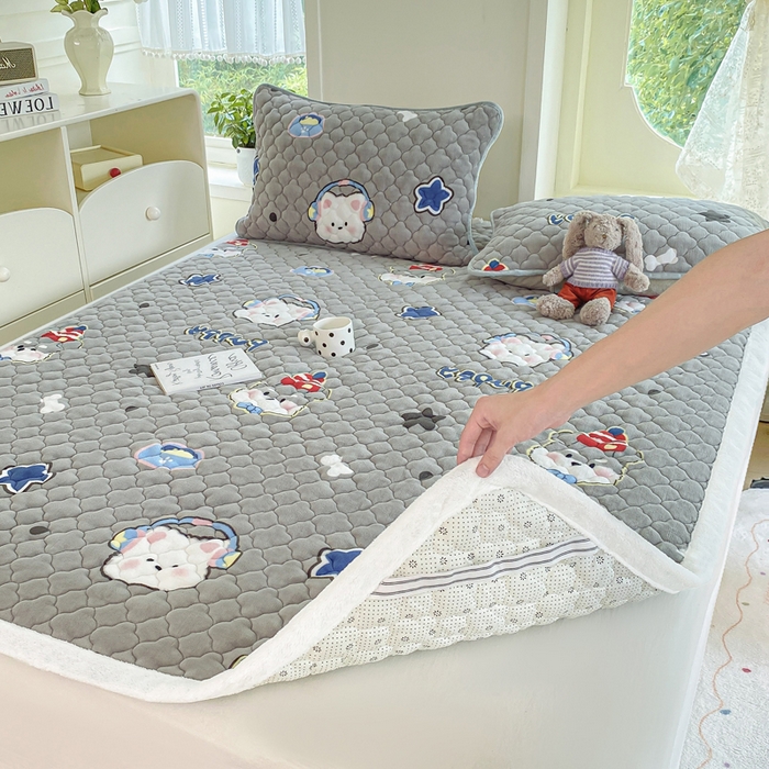91家纺网 家纺一手货源 找家纺 康纳利 2025新款亲肤舒适牛奶绒加厚保暖卡通床垫床褥 床褥款-萌宠派对