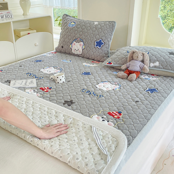 91家纺网 家纺一手货源 找家纺 康纳利 2025新款亲肤舒适牛奶绒加厚保暖卡通床垫床褥 床褥款-萌宠派对
