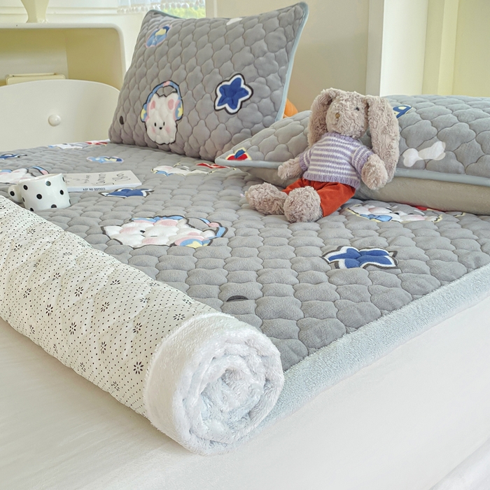 91家纺网 家纺一手货源 找家纺 康纳利 2025新款亲肤舒适牛奶绒加厚保暖卡通床垫床褥 床褥款-萌宠派对