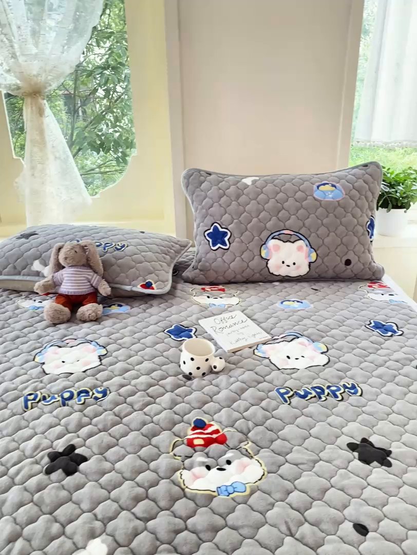 91家纺网 家纺一手货源 找家纺 康纳利 2025新款亲肤舒适牛奶绒加厚保暖卡通床垫床褥 床褥款-萌宠派对