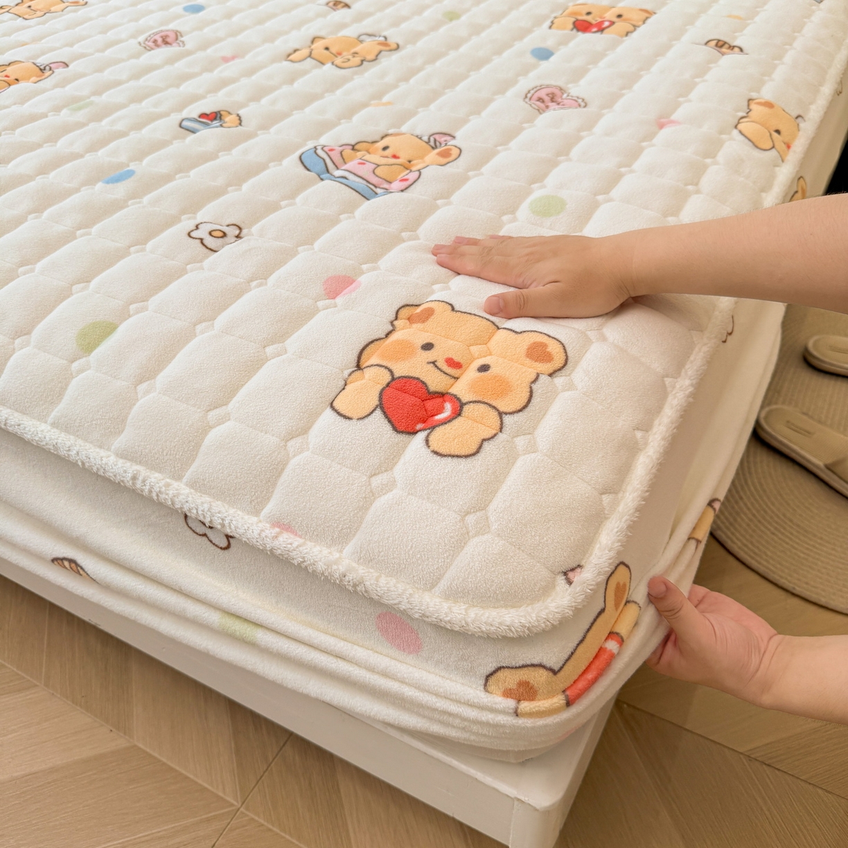 91家纺网 家纺一手货源 找家纺 LIFE.丽芙 2025秋冬新款牛奶绒加厚夹棉单床笠印花款床垫子保护套秋冬保暖床罩子三件套 小熊包